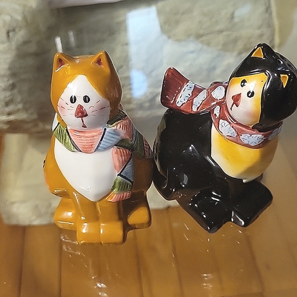 Cute pair of cats with astonished faces, salt and pepper shaker - Picture 1 of 3